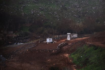 Un puesto de la misión de la ONU en Líbano visto desde el pueblo de Ghajar, enclavado en la divisoria entre Israel y Líbano.