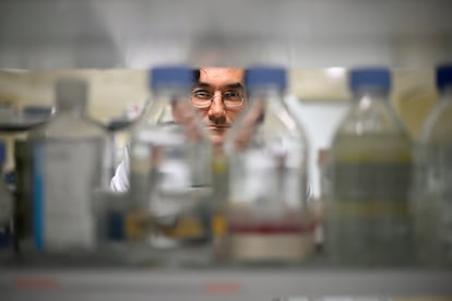 Carlos Spuch, neurólogo, en los laboratorios del Instituto de Investigación Sanitaria Galicia Sur. Foto cedida por Samsung.