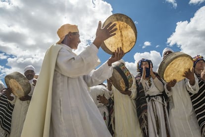 Los hombres bereberes acuden a Imilchil para encontrar a su media naranja durante la 'moussem' nupcial del mes de septiembre. Una fiesta con música, danzas y trajes tradicionales, en la que además se compra todo lo necesario para los largos meses de aislamiento invernal en las montañas del Atlas Medio.