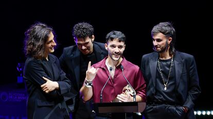 El grupo murciano Arde Bogotá, triunfadores de la noche, recogiendo uno de sus seis premios, anoche en el Palacio de Congresos de Ifema (Madrid).
