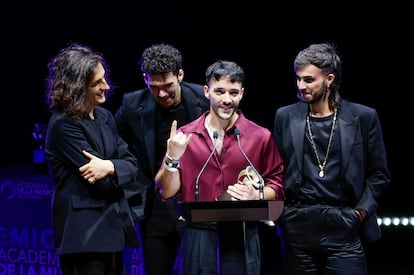 El grupo murciano Arde Bogotá recibiendo el galardón a Mejor Álbum de Rock en los Premios de la Academia de la Música. La gala se celebró en Ifema, Madrid, el 6 de junio de 2024. 
