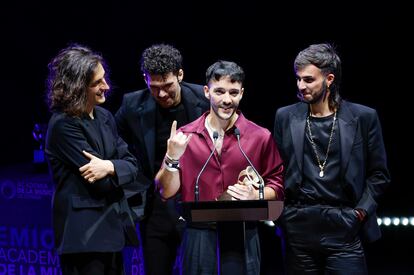 El grupo murciano Arde Bogotá, triunfadores de la noche, recogiendo uno de sus seis premios, anoche en el Palacio de Congresos de Ifema (Madrid).