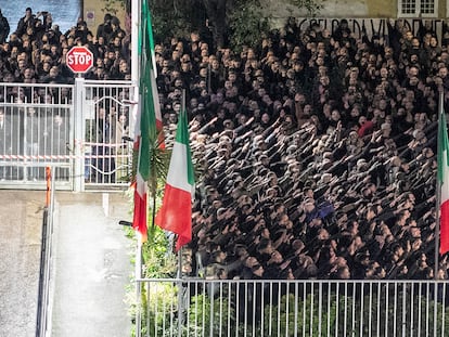 Decenas de personas hacen el saludo fascista durante una concentración frente a la sede del MSI en Roma.