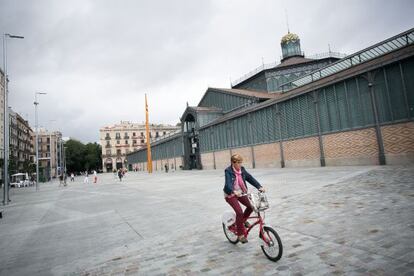 La reforma del Born ha esborrat carrers que l’encerclaven, especialment a la façana principal.