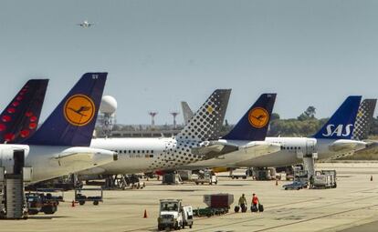 Aviones aparcados en el aeropuerto de El Prat.