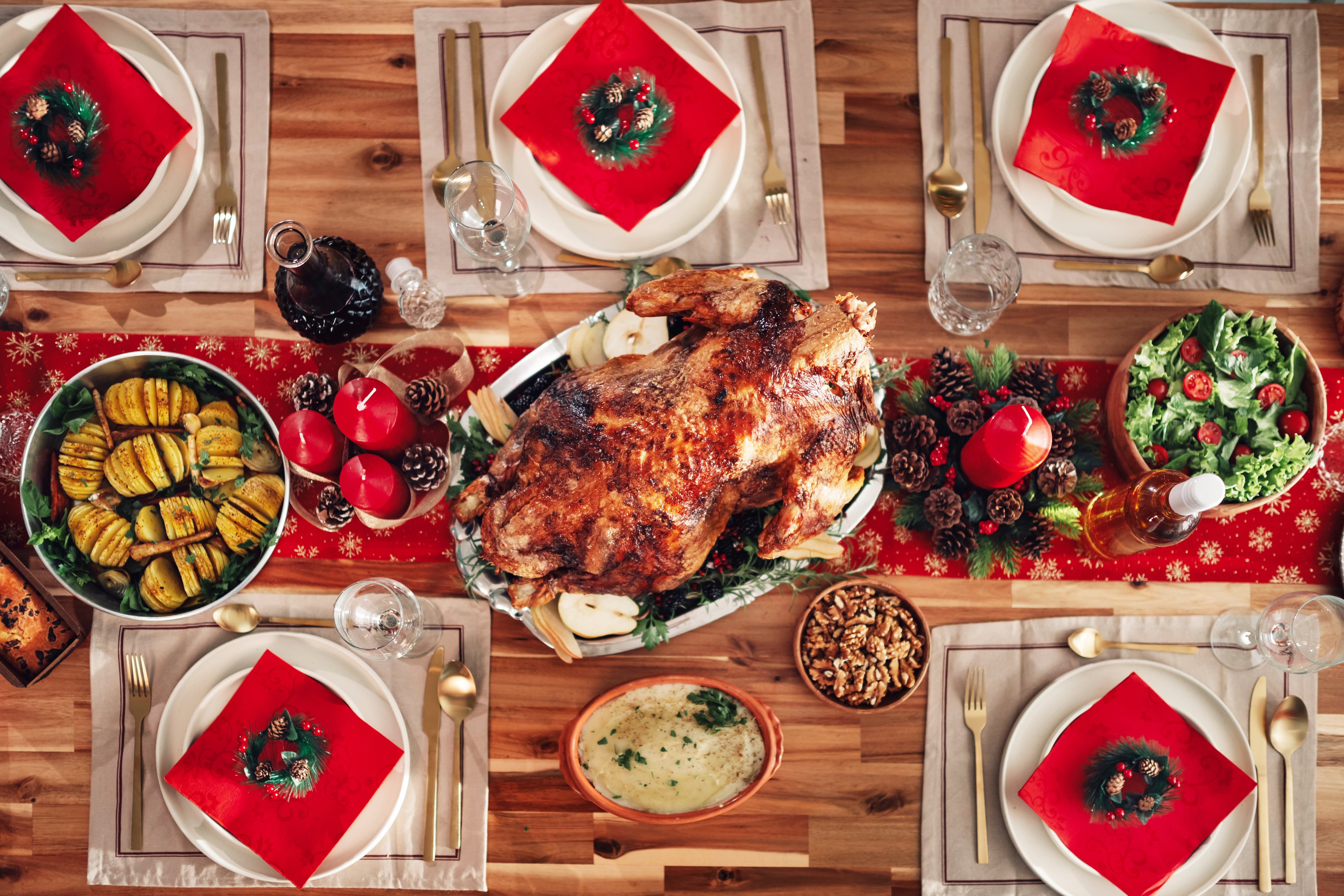 Qué comen los cocineros en Navidad: de la pularda de Joan Roca al capón de Elena Arzak, pasando por el caviar de los hermanos Adrià