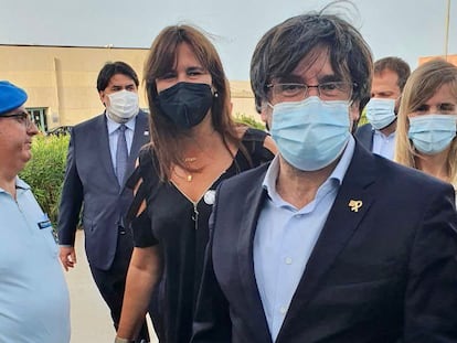 Carles Puigdemont tras salir de la cárcel la tarde de este viernes en Cerdeña. Tras él, la presidenta del Parlamento catalán, Laura Borràs.