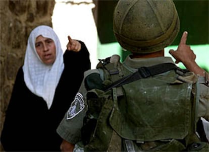 Una mujer palestina discute con un soldado israelí en el casco viejo de Hebrón.