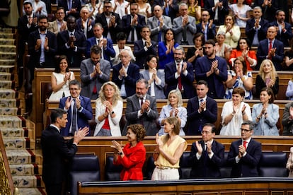 La bancada socialista aplaude a Pedro Sánchez tras su intervención en el Congreso, el miércoles. 