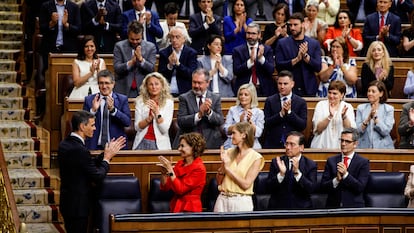 La bancada socialista aplaude a Pedro Sánchez tras su intervención en el Congreso, el miércoles.