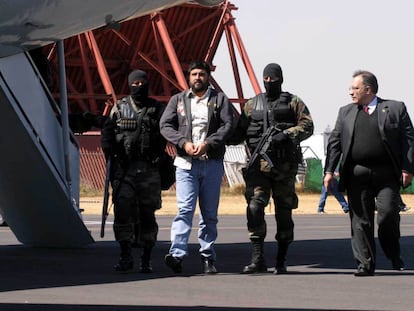 Alfredo Beltrán Leyva es escoltado por militares en 2008. El capo es padre de Jesús Alfredo Beltrán Guzmán, detenido el pasado viernes.