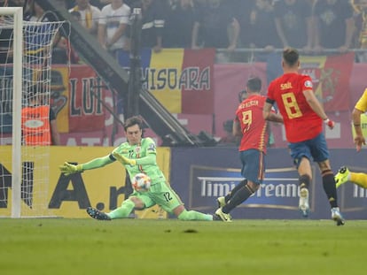 Paco Álcacer dispara ante el portero rumano Tatarusanu. 