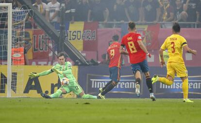 Paco Álcacer dispara ante el portero rumano Tatarusanu.