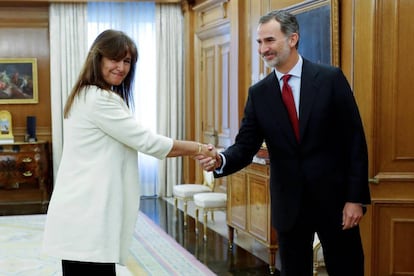 Felipe VI saluda a la diputada de JxCat en el Congreso, Laura Borràs, este jueves en el Palacio de la Zarzuela.