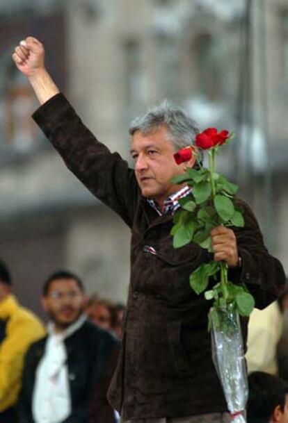 El candidato izquierdista a la presidencia de México, Andrés Manuel López Obrador, saluda a sus simpatizantes ayer en su campamento instalado en el Zócalo de Ciudad de México.