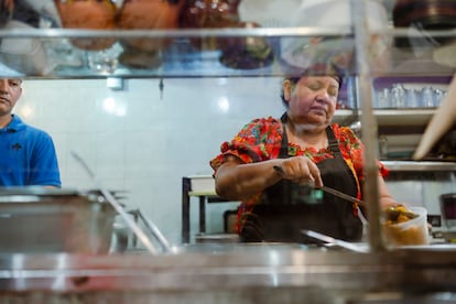 Natalia Méndez prepara comidas gratuitas para los migrantes Nueva York, en junio de 2024.