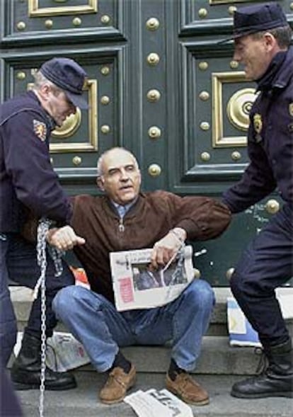 Un cliente de Eurobank se encadena ante la sede del Banco de España en Barcelona.