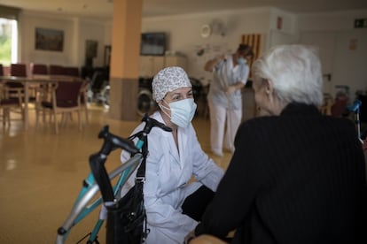 La nueva directora de la residencia tras la intervención charla, ayer, con una residente.