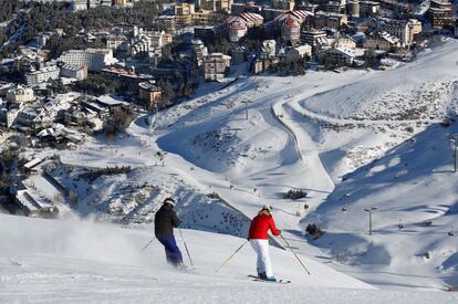 La estación granadina de Sierra Nevada cuenta con 105 kilómetros de pistas. Esta temporada estrena 17 nuevos cañones de nieve artificial en la zona de Loma de Dílar.