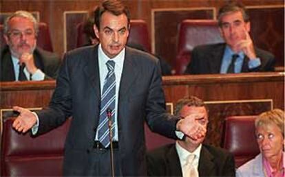 El líder del PSOE, José Luis Rodríguez Zapatero, en la sesión de ayer en el Congreso.