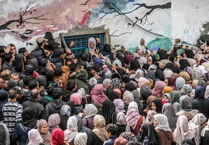 Palestinos se congregan a las puertas de un almacén de la UNRWA en la ciudad de Gaza para recibir ayuda.
