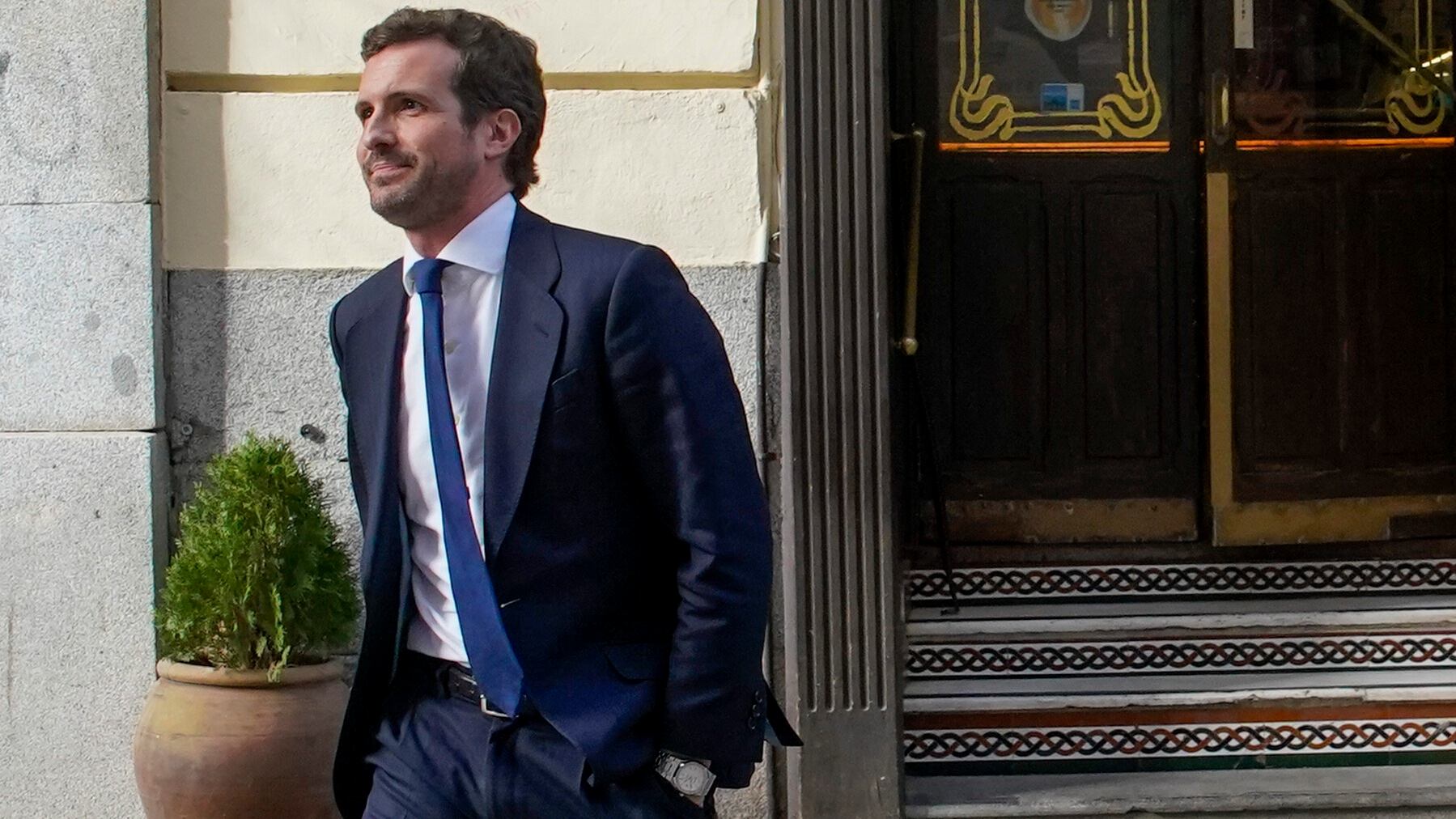 El expresidente del PP Pablo Casado sale de un restaurante en Madrid en 2023.