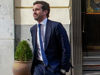 El exlíder del PP Pablo Casado sale de la taberna El Alabardero en Madrid.