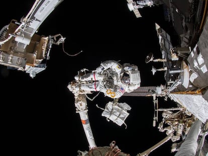 El astronauta de la NASA Raja Chari durante una caminata espacial para instalar equipos en la Estación Espacial Internacional el pasado 25 de marzo.
