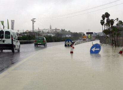 SEVILLA. Los problemas se centraron en la capital, donde hubo problemas de atascos en el alcantarillado e inundaciones. En la provincia, dos carreteras quedaron cortadas.