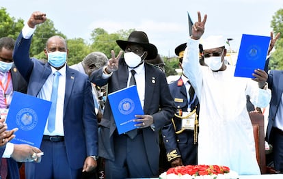 De izquierda a derecha, Abdelfatah al Burhan, Salva Kiir e Idriss Déby, presidentes de Sudán, Sudán del Sur y Chad, durante la ratificación del acuerdo de paz entre Sudán y los grupos rebeldes, el pasado 3 de octubre en Yuba.