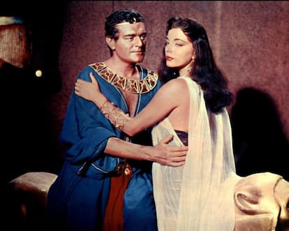 Jack Hawkins, o lo que es lo mismo, el faraón Keops, vive una intensa historia con la reina de Chipre (Joan Collins) en una superproducción ambientada en Egipto, donde el faraón quiere construir la mayor pirámide jamás conocida.