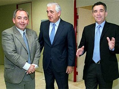 De izquierda a derecha, Pastrana, Herrero y Ruiz, ayer, antes de la reunión.