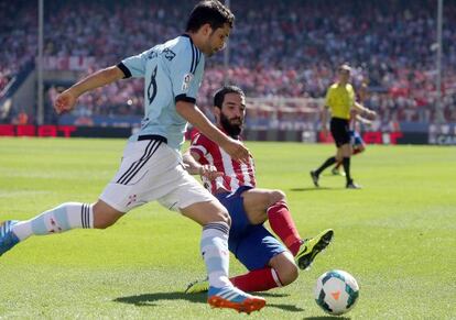 El jugados del Celta Álex López disputa un balón con Arda Turán.