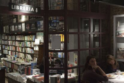 Entrada de la librería del café literario Clásica y Moderna de Buenos Aires.