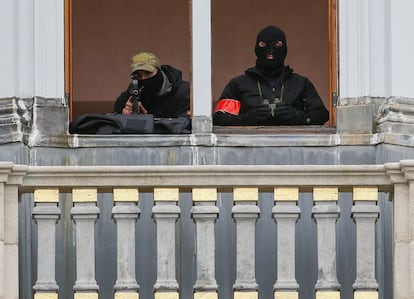 Un francotirador y un observador de las fuerzas especiales de la policía belga en un balcón de un edificio en la Grand Place de Bruselas.