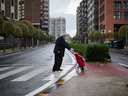 Un hombre regresa a su domicilio con la compra durante el Sábado Santo en Pamplona.