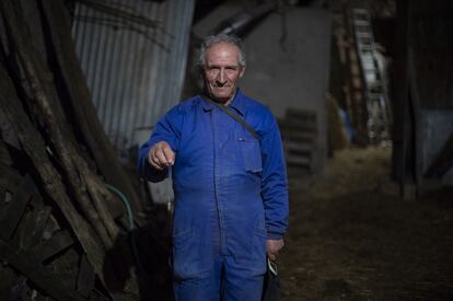 Francisco González, Sico, ha pasado toda su vida en el pueblo. Además del cuidado del ganado, muestra sus habilidades como zahorí con un péndulo que asegura que vibra cuando localiza agua en el subsuelo. El instrumento, efectivamente, oscila en determinadas zonas del pueblo. La regidora destaca que el último pozo que han abierto en San Vitero se descubrió gracias a estas artes.