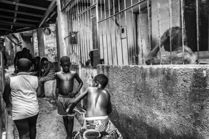 Na favela da Rocinha, a vida cotidiana transcorre com tranquilidade à espera de que surja alguma oportunidade de trabalho que permita aumentar a renda familiar. A falta de escolas faz com que crianças caminhem pelas ruas a qualquer hora do dia e, em muitos casos, são os menores de idade que trabalham nas pequenas lojas de produtos alimentícios.