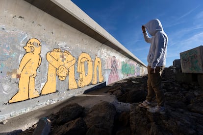 El pintor y grafitero Imon Boy posa delante de una de sus obras en en la localidad de Velez-Málaga, el 2 de enero. 