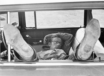 James Dean descansando en un coche durante el rodaje de 'Gigante'.