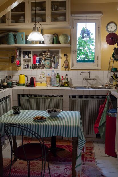 Una captura de la cocina en el taller de la artista