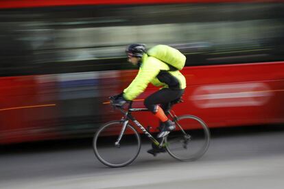 Un ciclista en Londres.