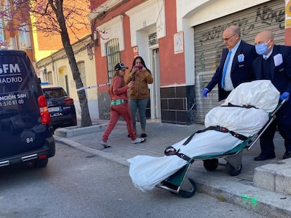 El momento en el que los servicios funerarios se llevan el cuerpo de Pedro, que ha sido asesinado presuntamente por su pareja, Gustavo.