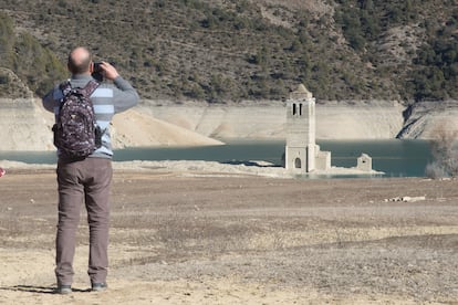 La iglesia del antiguo pueblo emerge del pantano de Mediano (Huesca), cerca de los Pirineos, que se encuentra al 30% de su capacidad.