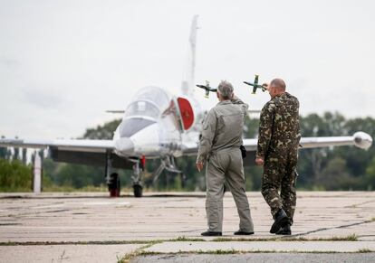 Los pilotos planean una maniobra de vuelo con maquetas de aviones, en una base aérea militar en Vasylkiv, Ucrania.