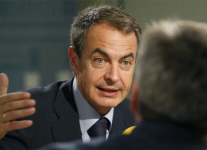 Zapatero ha defendido la subida de impuestos prevista para 2010 y ha insistido en que las más afectados serán las rentas del capital.