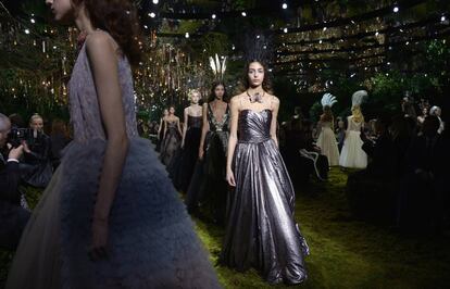 Desfile de alta costura de la colección primavera/verano 2017 de Christian Dior, celebrado el lunes en el Museo Rodin de París.