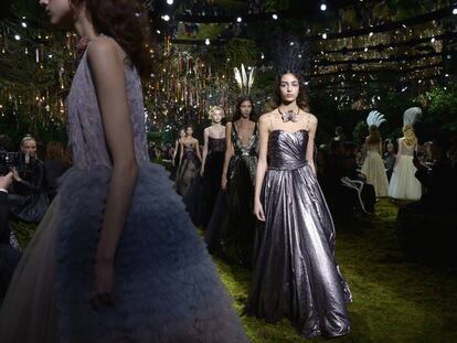 Desfile de alta costura de la colección primavera/verano 2017 de Christian Dior, celebrado el lunes en el Museo Rodin de París.
