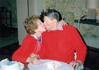 Cuando se hizo esta foto Reagan llevaba varios años padeciendo la enfermedad de Alzheimer. Su mujer, que le ha cuidado hasta el final, le felicita con un beso el día en que cumplió 89 años. El político republicano vivió los últimos años recluido en su casa de Los Ángeles. Su esposa pidió a Bush que impulsara la investigación con células madre para luchar contra enfermedades como la de su marido, a lo que se ha negado el actual presidente por razones religiosas.