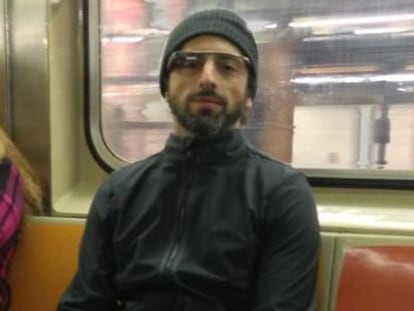 Sergey Brin, con sus gafas en el metro de Nueva York